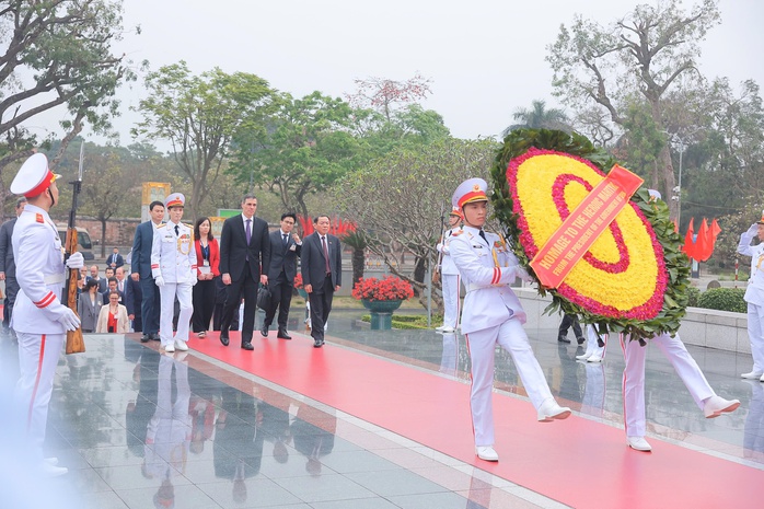 Thủ tướng Tây Ban Nha viếng Chủ tịch Hồ Chí Minh- Ảnh 3. Thủ tướng Tây Ban Nha viếng Chủ tịch Hồ Chí Minh- Ảnh 3.