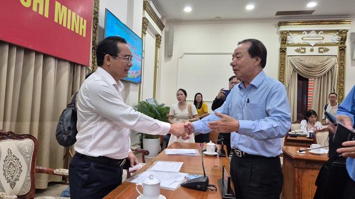 Chủ tịch UBND TP HCM trao đổi với doanh nghiệp sau khi kết thúc hội thảo