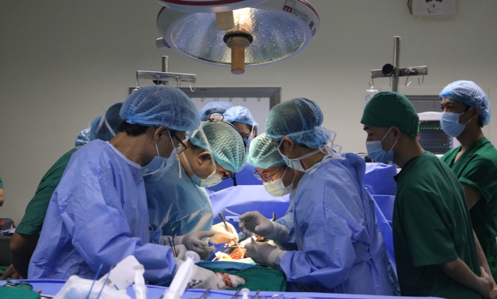 Bệnh viện tuyến tỉnh cùng lúc thực hiện 2 ca ghép thận từ người cho chết não- Ảnh 2. Bệnh viện tuyến tỉnh cùng lúc thực hiện 2 ca ghép thận từ người cho chết não- Ảnh 2.