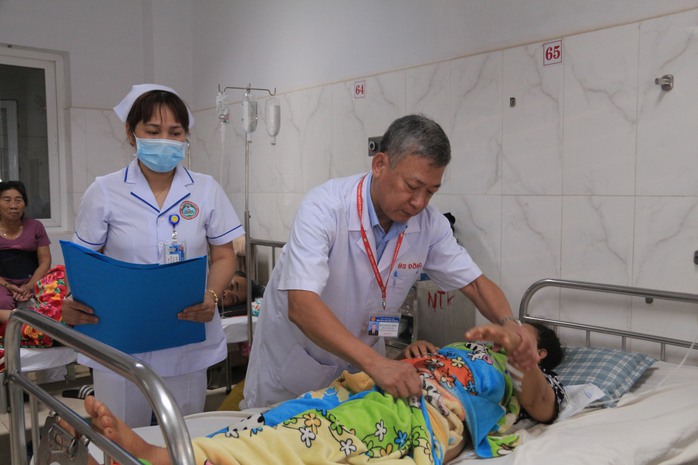 Hàng trăm người gãy tay chân, chấn thương sọ não do té ngã khi hái tiêu- Ảnh 2. Hàng trăm người gãy tay chân, chấn thương sọ não do té ngã khi hái tiêu- Ảnh 2.