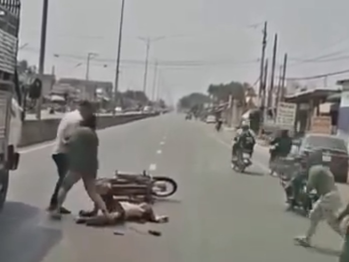 Vụ người đàn ông bị đánh gục xuống đường sau va chạm giao thông: Tạm giữ 1 đối tượng- Ảnh 3. Vụ người đàn ông bị đánh gục xuống đường sau va chạm giao thông: Tạm giữ 1 đối tượng- Ảnh 3.