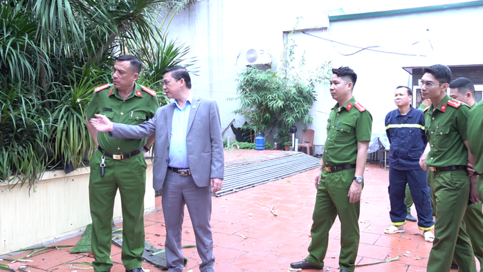 Nổ lớn tại quán bia, bàn ghế bay ra khỏi cửa- Ảnh 2. Nổ lớn tại quán bia, bàn ghế bay ra khỏi cửa- Ảnh 2.