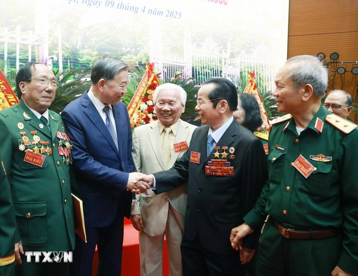 Mãi mãi khắc ghi công lao của những người
đã hiến dâng xương máu vì non sông gấm vóc- Ảnh 3. Mãi mãi khắc ghi công lao của những người
đã hiến dâng xương máu vì non sông gấm vóc- Ảnh 3.