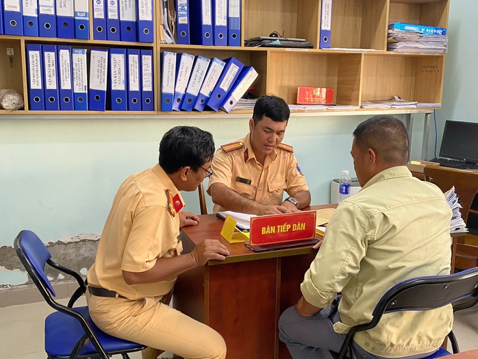 Vụ cuộn thép hàng chục tấn rơi xuống đường: Chủ doanh nghiệp lãnh phạt nặng- Ảnh 1.