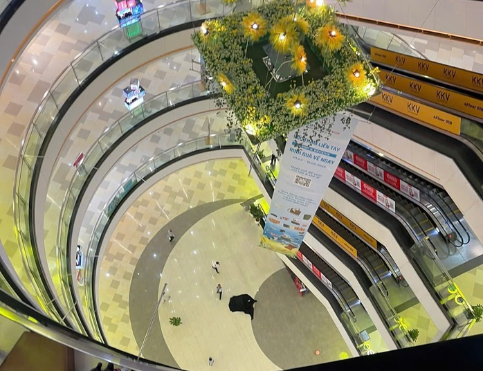Hoạt động của Vạn Hạnh Mall ra sao sau 2 vụ nhảy lầu liên tiếp?- Ảnh 1. Hoạt động của Vạn Hạnh Mall ra sao sau 2 vụ nhảy lầu liên tiếp?- Ảnh 1.