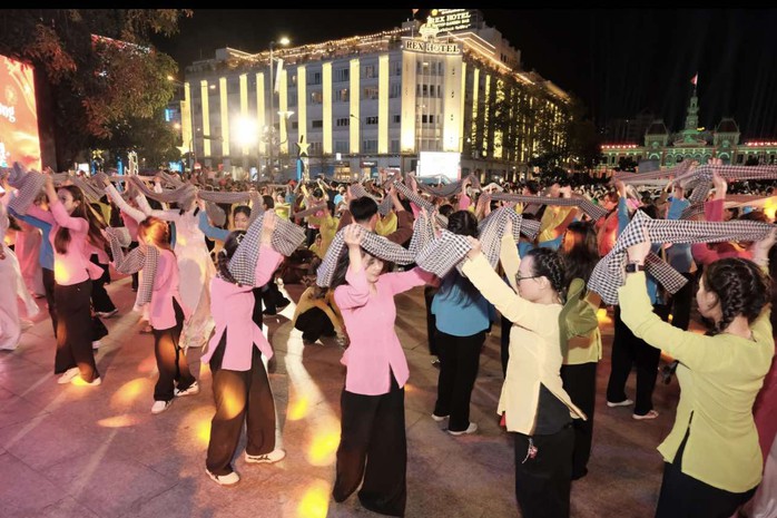 "Vũ hội khăn rằn" – Khúc ca rộn ràng của lòng yêu nước giữa lòng phố thị- Ảnh 1. "Vũ hội khăn rằn" – Khúc ca rộn ràng của lòng yêu nước giữa lòng phố thị- Ảnh 1.