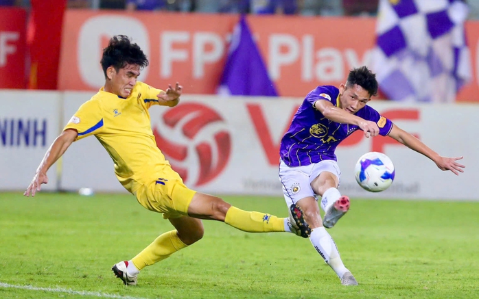 Kịch tính cuộc đua vô địch lẫn trụ hạng V-League - Ảnh 1.