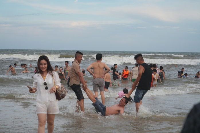 Bãi biển Vũng Tàu đông chưa từng có, khách vẫn đang đổ về nườm nượp- Ảnh 3. Bãi biển Vũng Tàu đông chưa từng có, khách vẫn đang đổ về nườm nượp- Ảnh 3.