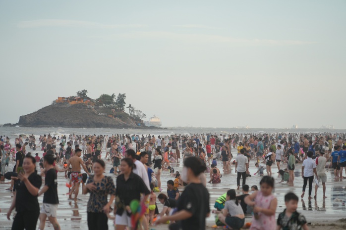 Bãi biển Vũng Tàu đông chưa từng có, khách vẫn đang đổ về nườm nượp- Ảnh 4. Bãi biển Vũng Tàu đông chưa từng có, khách vẫn đang đổ về nườm nượp- Ảnh 4.