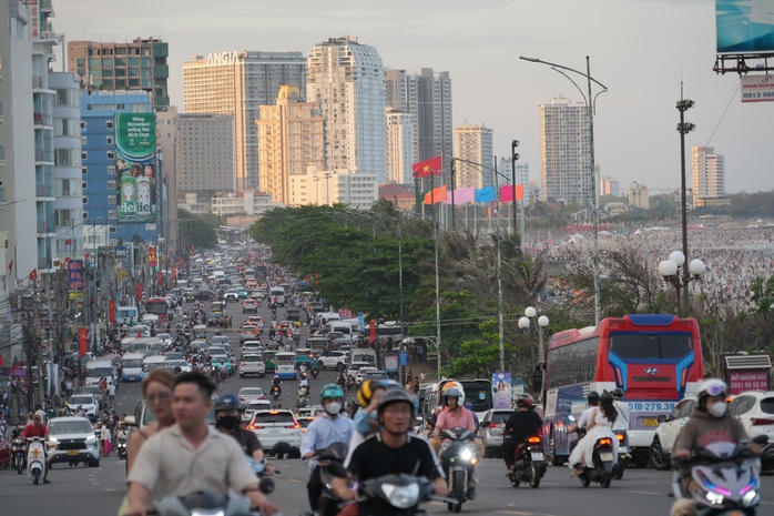 Bãi biển Vũng Tàu đông chưa từng có, khách vẫn đang đổ về nườm nượp- Ảnh 2. Bãi biển Vũng Tàu đông chưa từng có, khách vẫn đang đổ về nườm nượp- Ảnh 2.