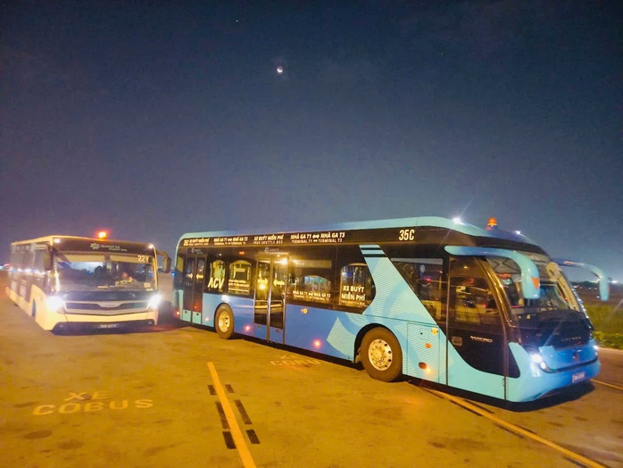 Ngày 1-5, khách đến TP HCM vẫn đông, bất ngờ giá vé máy bay từ Hà Nội - Ảnh 1.
