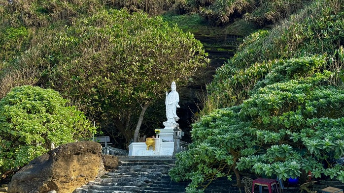 Chiêm bái ngôi chùa không sư trong hang đá triệu năm ở Lý Sơn- Ảnh 5. Chiêm bái ngôi chùa không sư trong hang đá triệu năm ở Lý Sơn- Ảnh 5.
