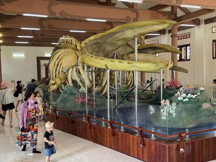 Hàng nghìn lượt khách đổ về "thiên đường" biển xanh trong 2 ngày nghỉ lễ - Ảnh 3.