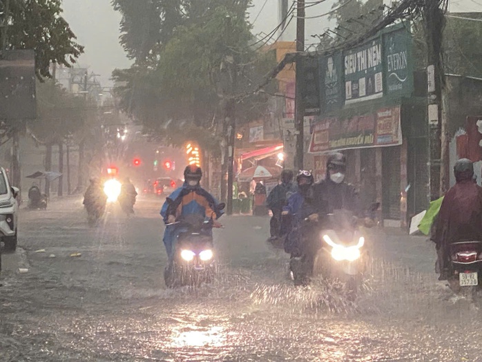 TP Thủ Đức: Mưa lớn kéo theo nhiều rác thải, có nơi bị phong tỏa - Ảnh 7.