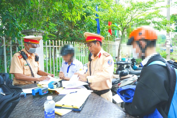 “Giật mình” con số xử phạt học sinh đi xe máy tới trường ở Đồng Nai- Ảnh 1. “Giật mình” con số xử phạt học sinh đi xe máy tới trường ở Đồng Nai- Ảnh 1.