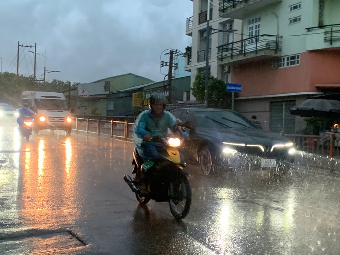 Sáng sớm, TP HCM mưa to kèm theo sấm sét ầm ầm - Ảnh 2.