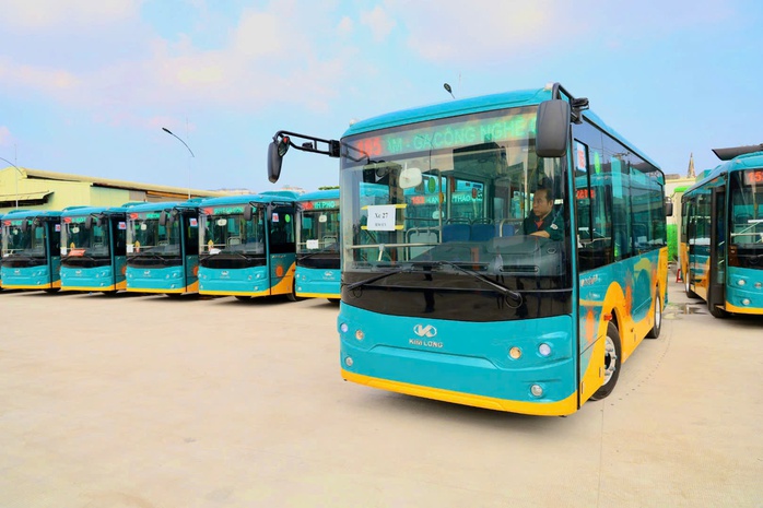 Mưa lớn, xe buýt 166 và 167 tạm ngưng hoạt động - Ảnh 1.