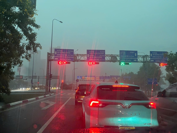 Sáng sớm, TP HCM mưa to kèm theo sấm sét ầm ầm - Ảnh 3.