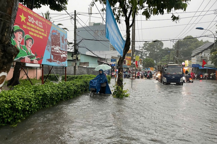 TP Thủ Đức: Mưa lớn kéo theo nhiều rác thải, có nơi bị phong tỏa - Ảnh 6.