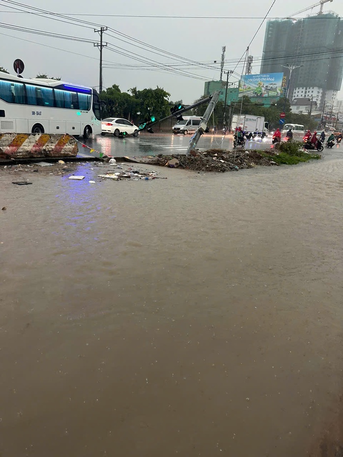 Hình ảnh ngập, kẹt kinh hoàng ở Bình Dương, Đồng Nai sáng 10-5- Ảnh 8. Hình ảnh ngập, kẹt kinh hoàng ở Bình Dương, Đồng Nai sáng 10-5- Ảnh 8.