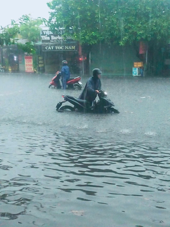 Hình ảnh ngập, kẹt kinh hoàng ở Bình Dương, Đồng Nai sáng 10-5- Ảnh 5. Hình ảnh ngập, kẹt kinh hoàng ở Bình Dương, Đồng Nai sáng 10-5- Ảnh 5.
