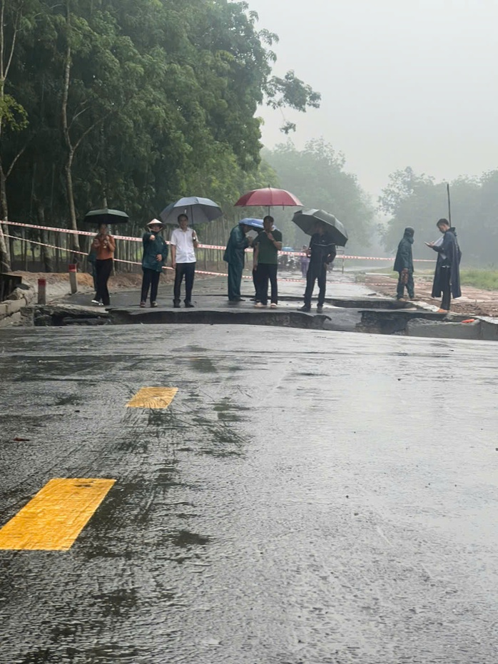 Bình Dương: Tuyến đường đang sửa chữa lại bị sạt lở- Ảnh 3. Bình Dương: Tuyến đường đang sửa chữa lại bị sạt lở- Ảnh 3.