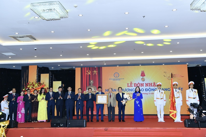 Hiệp hội Doanh nghiệp nhỏ và vừa TP Hà Nội đón nhận Huân chương Lao động hạng Nhất
- Ảnh 1. Hiệp hội Doanh nghiệp nhỏ và vừa TP Hà Nội đón nhận Huân chương Lao động hạng Nhất
- Ảnh 1.