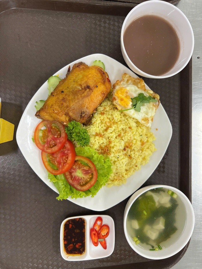 Có gì trong bữa ăn được công nhân chấm 10 điểm?- Ảnh 5. Có gì trong bữa ăn được công nhân chấm 10 điểm?- Ảnh 5.