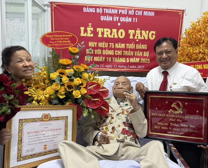 Trao Huy hiệu 75 năm tuổi Đảng cho Đảng viên 95 tuổi- Ảnh 3. Trao Huy hiệu 75 năm tuổi Đảng cho Đảng viên 95 tuổi- Ảnh 3.