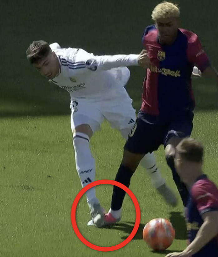 Trọng tài Hernández gây sốc cả Real Madrid lẫn Barcelona ở "El Clasico" - Ảnh 2.