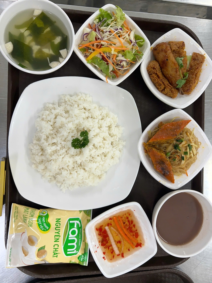 Có gì trong bữa ăn được công nhân chấm 10 điểm?- Ảnh 4. Có gì trong bữa ăn được công nhân chấm 10 điểm?- Ảnh 4.