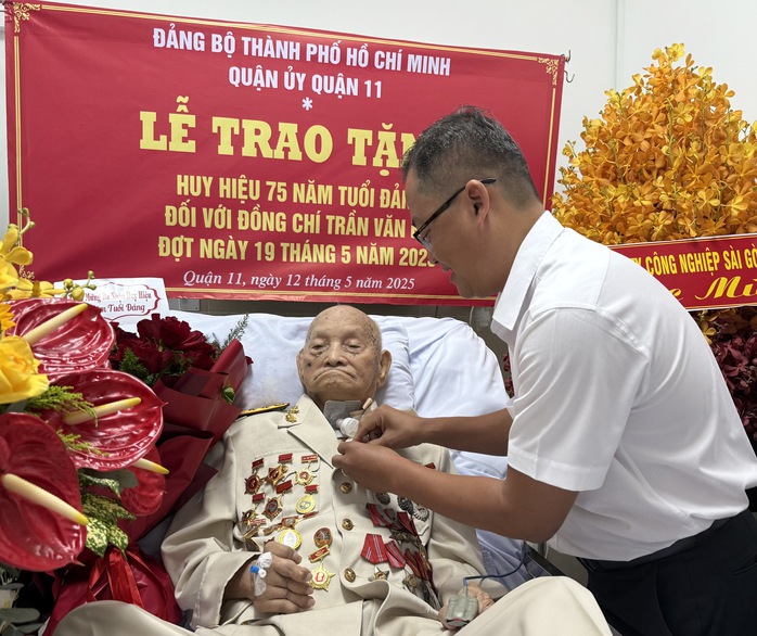 Trao Huy hiệu 75 năm tuổi Đảng cho Đảng viên 95 tuổi- Ảnh 1. Trao Huy hiệu 75 năm tuổi Đảng cho Đảng viên 95 tuổi- Ảnh 1.