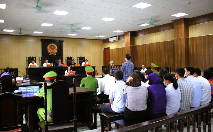 30 bị cáo vắng mặt trong vụ xét xử đưa, nhận hối lộ lớn nhất ở Thanh Hóa - Ảnh 2.