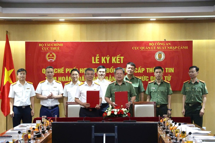 Cục Thuế phối hợp với Bộ Công an về phương thức "thông báo tạm hoãn xuất cảnh khi nợ thuế"- Ảnh 1. Cục Thuế phối hợp với Bộ Công an về phương thức "thông báo tạm hoãn xuất cảnh khi nợ thuế"- Ảnh 1.