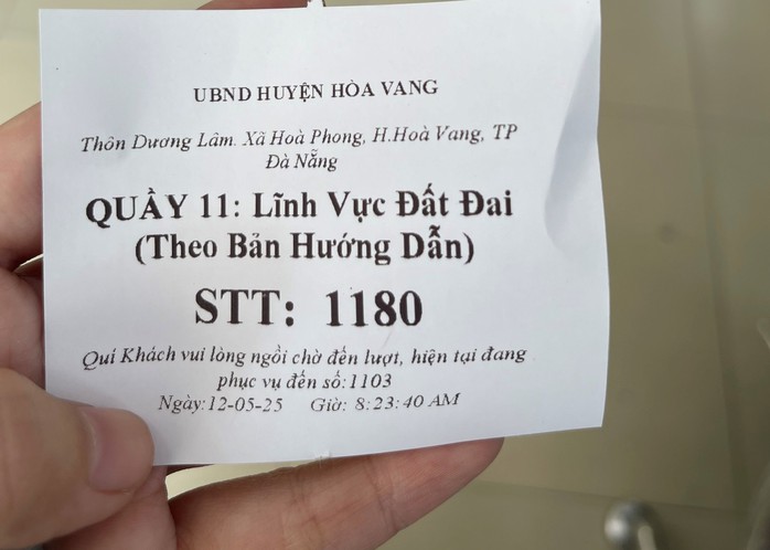 Dòng người xếp hàng làm thủ tục đất đai tại Hòa Vang, Đà Nẵng - Ảnh 3.