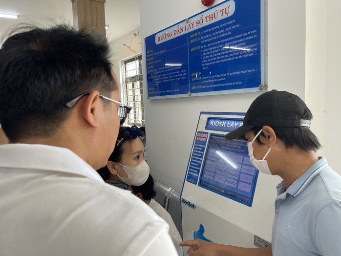 Dòng người xếp hàng làm thủ tục đất đai tại Hòa Vang, Đà Nẵng - Ảnh 2.
