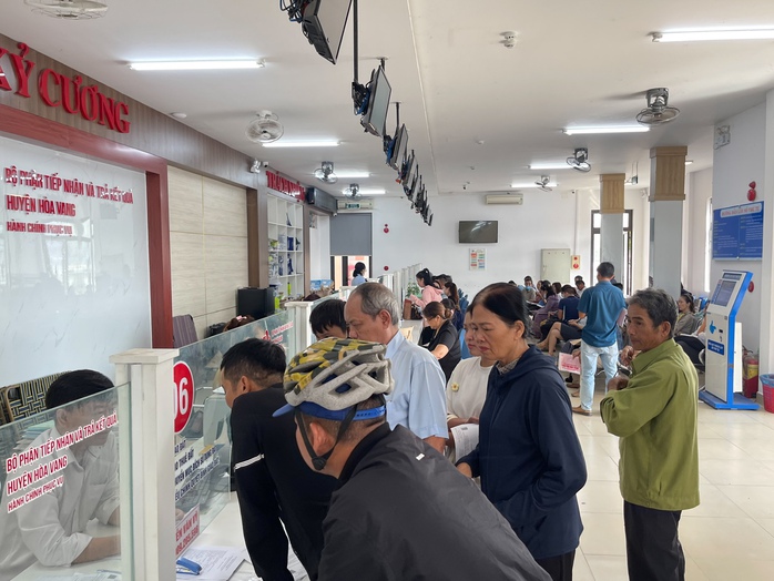 Dòng người xếp hàng làm thủ tục đất đai tại Hòa Vang, Đà Nẵng - Ảnh 1.