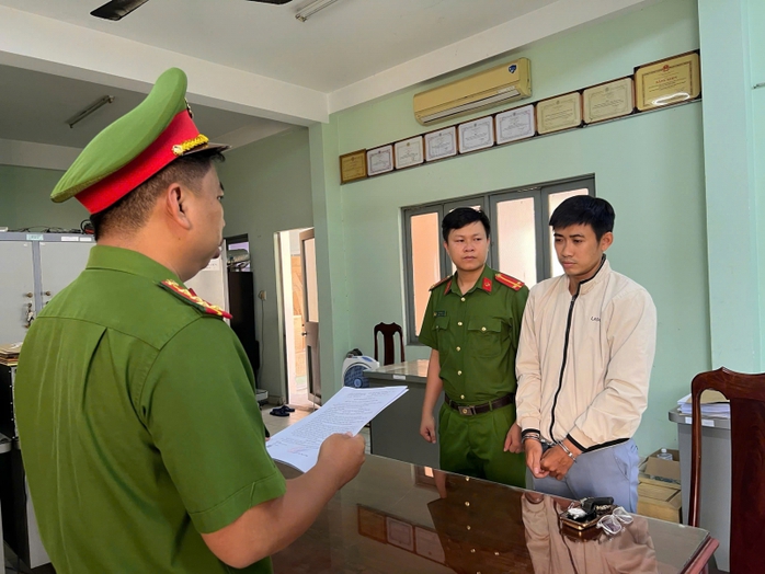 Khởi tố giám đốc chiếm đoạt hơn 2 tỉ đồng của nhiều công ty - Ảnh 1.