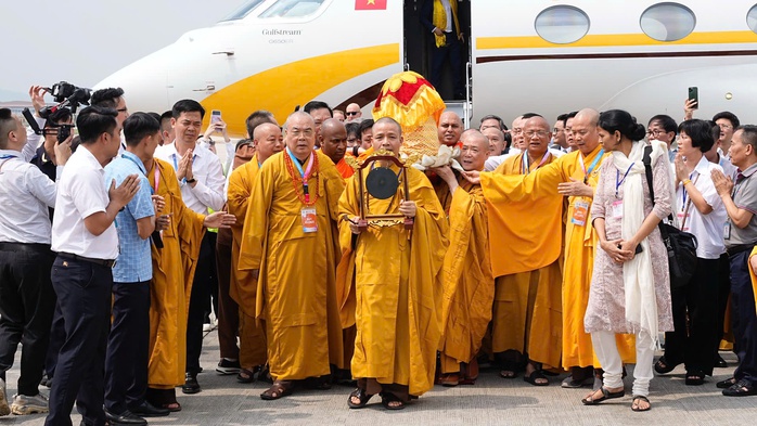 Cung rước xá lợi Đức Phật từ sân bay Nội Bài về chùa Quán Sứ - Ảnh 1.