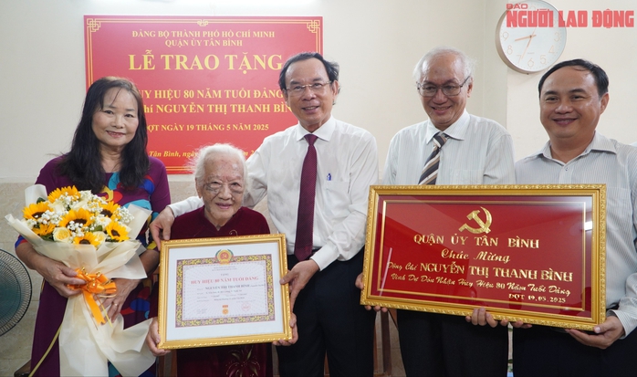 Bí thư Thành ủy TP HCM trao Huy hiệu 80 năm tuổi Đảng cho đảng viên Nguyễn Thị Thanh Bình - Ảnh 4.