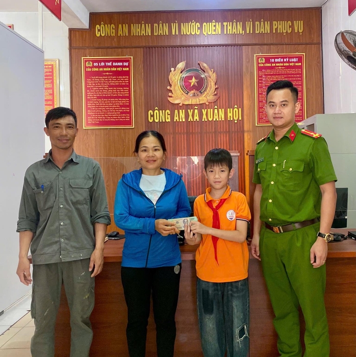 Nhặt được 61 triệu đồng, bé trai lên công an nhờ trao trả lại cho người đánh rơi- Ảnh 1. Nhặt được 61 triệu đồng, bé trai lên công an nhờ trao trả lại cho người đánh rơi- Ảnh 1.