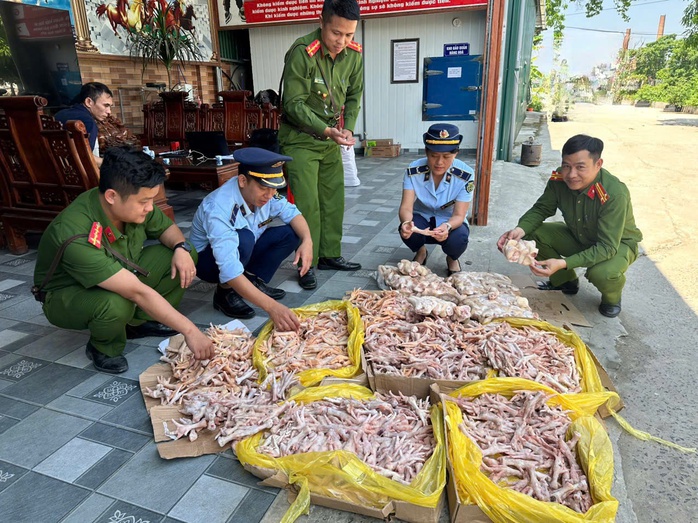 Kiểm tra đột xuất công ty thực phẩm sạch, phát hiện 500 kg chân gà, đuôi lợn không rõ nguồn gốc- Ảnh 1. Kiểm tra đột xuất công ty thực phẩm sạch, phát hiện 500 kg chân gà, đuôi lợn không rõ nguồn gốc- Ảnh 1.