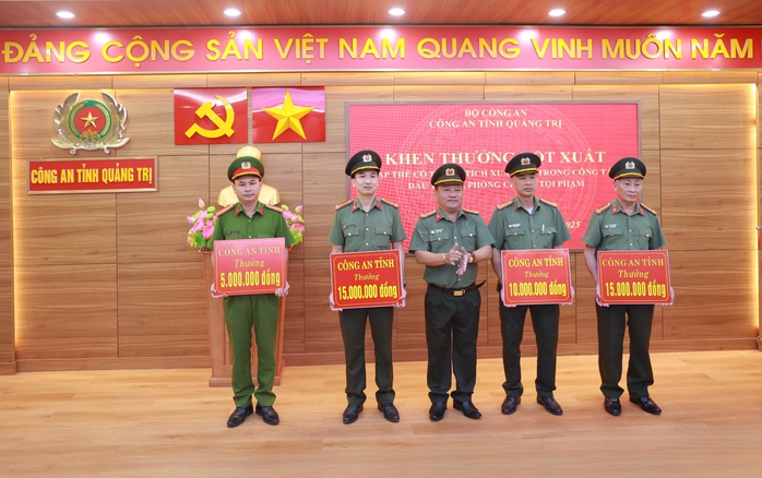 Bắt 4 người cùng 358kg thuốc nổ, 1 khẩu súng hơi và hàng trăm viên đạn - Ảnh 1.