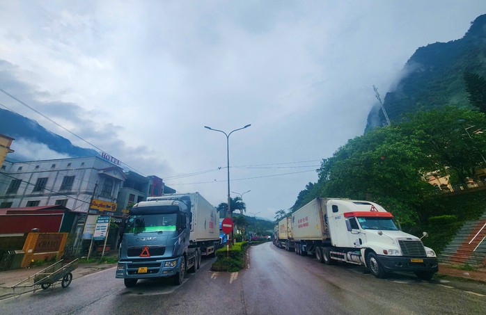 Giao thông ở cửa khẩu Cha Lo "tê liệt" vì đường ở Lào hư hỏng- Ảnh 8. Giao thông ở cửa khẩu Cha Lo "tê liệt" vì đường ở Lào hư hỏng- Ảnh 8.