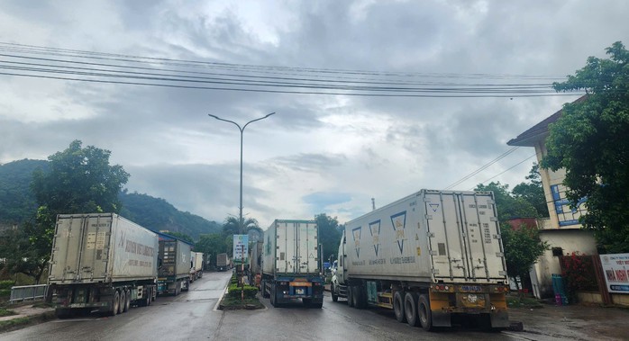 Giao thông ở cửa khẩu Cha Lo "tê liệt" vì đường ở Lào hư hỏng- Ảnh 9. Giao thông ở cửa khẩu Cha Lo "tê liệt" vì đường ở Lào hư hỏng- Ảnh 9.