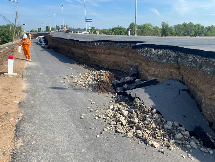 Vụ sụt lún đường dẫn cầu Hòa Bình (Tây Ninh): Yêu cầu rõ địa chỉ trách nhiệm- Ảnh 1. Vụ sụt lún đường dẫn cầu Hòa Bình (Tây Ninh): Yêu cầu rõ địa chỉ trách nhiệm- Ảnh 1.