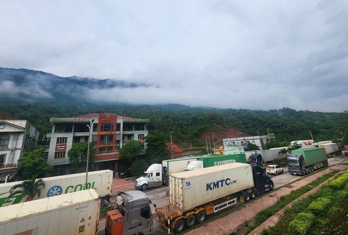 Giao thông ở cửa khẩu Cha Lo "tê liệt" vì đường ở Lào hư hỏng- Ảnh 10. Giao thông ở cửa khẩu Cha Lo "tê liệt" vì đường ở Lào hư hỏng- Ảnh 10.