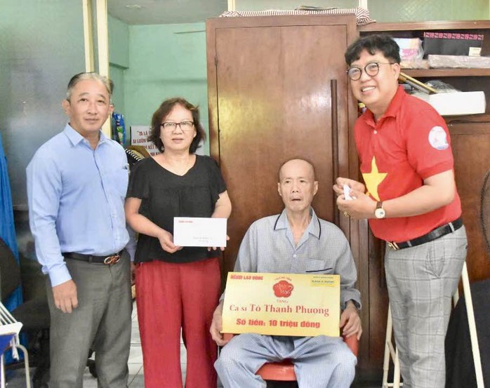 Ca sĩ Tô Thanh Phương xúc động đón nhận món quà từ chương trình "Mai Vàng tri ân" - Ảnh 1.