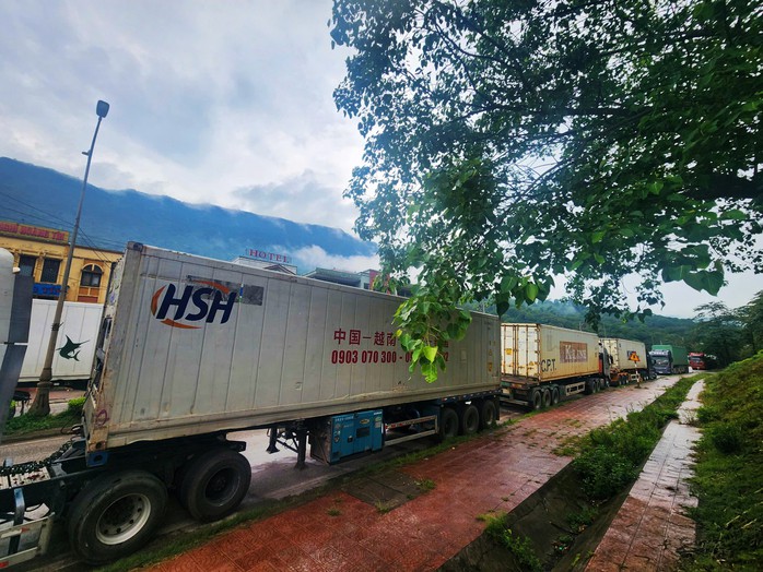 Giao thông ở cửa khẩu Cha Lo "tê liệt" vì đường ở Lào hư hỏng- Ảnh 7. Giao thông ở cửa khẩu Cha Lo "tê liệt" vì đường ở Lào hư hỏng- Ảnh 7.
