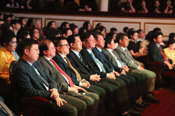 Xúc động chương trình nghệ thuật đặc biệt "Quà tháng 5 dâng Người"- Ảnh 1. Xúc động chương trình nghệ thuật đặc biệt "Quà tháng 5 dâng Người"- Ảnh 1.